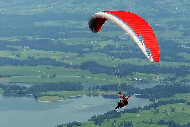 Hang Gliding vs Paragliding: Which is Better?